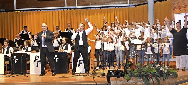 Mit einem Medley von Schlagern von Udo...der Kinder- und Jugendchor Funkybees.   | Foto: Stefan Pichler