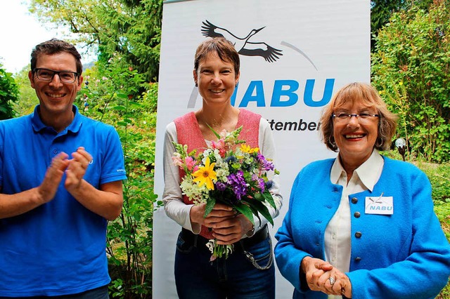 Nabu-Landesvorsitzender Johannes Enssl...te Susanne Rosenfelder  in ihre Mitte.  | Foto: Erich Krieger