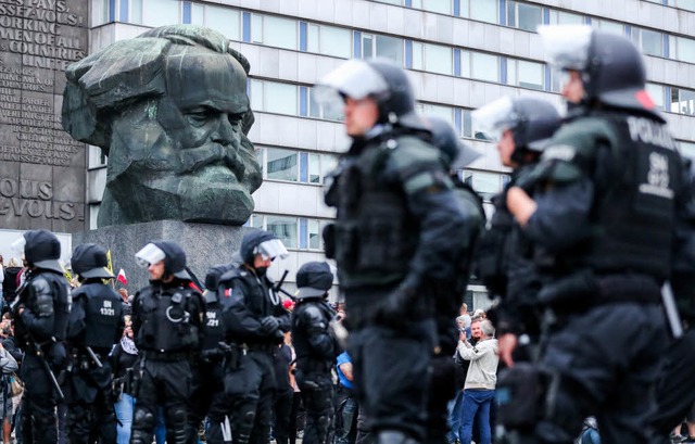 Polizisten bei der Demonstration der r...vor dem Karl-Marx-Denkmal in Chemnitz.  | Foto: dpa