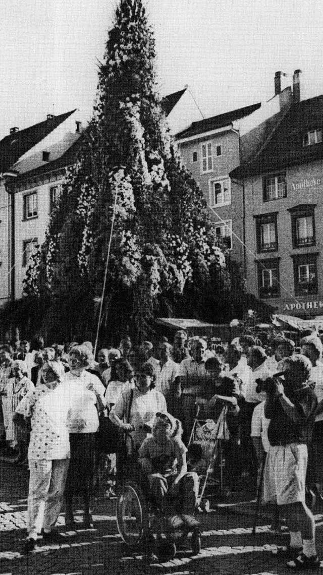 Zum 2. Stadtmarkt 1991 steuerte die fr... ein 14 Meter hohes Blumengebinde bei.  | Foto: Rainer Thomann