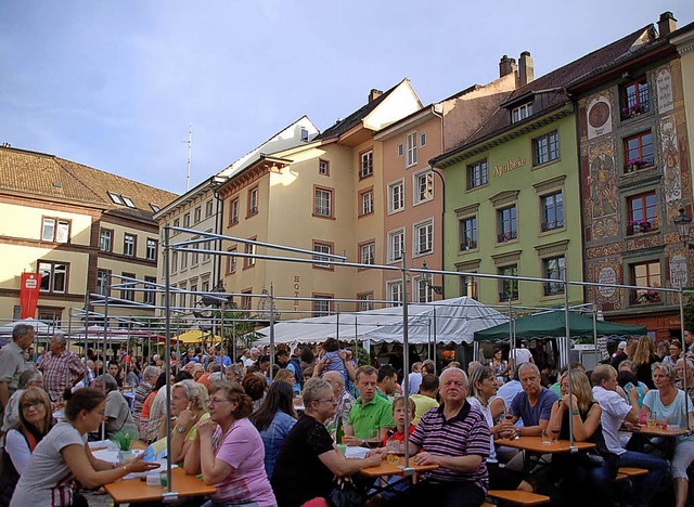 Stets gut besucht ist der Mnsterplatz beim Brckenfest.   | Foto: old