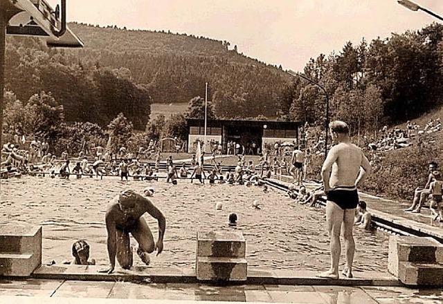 Eine Aufnahme aus den Anfangsjahren de...-Meter-Sprungbrett ausgestattet war.    | Foto: Privat/Schwimmfreunde Sthlingen