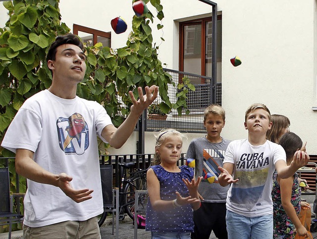 BZ-Mitarbeiter Adriano Nicolosi (links) versucht sich im Jonglieren.   | Foto: Heidi Fssel