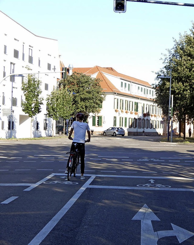 Richtiges und falsches Verhalten im St...r hinter dem Radfahrer (Foto rechts).   | Foto: Stadt Lahr