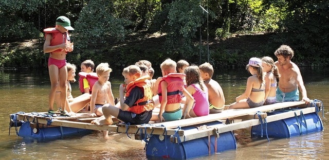 An den heien Tagen bevorzugten alle Kinder gerne die Flofahrt auf der Elz    | Foto: Freie Schule Elztal