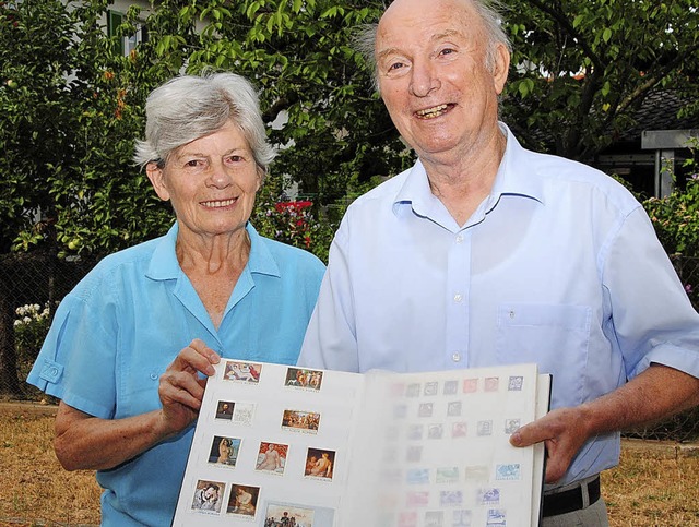 Irmgard und Heinrich Maier sind stolz ...mmlung aus Briefmarken aus aller Welt.  | Foto: SEDLAK