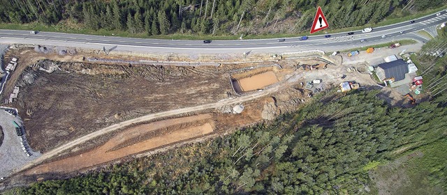 Das Foto aus der Luft zeigt den Verlau...Auf der Hhe ist der Unfall passiert.   | Foto: Kamera 24