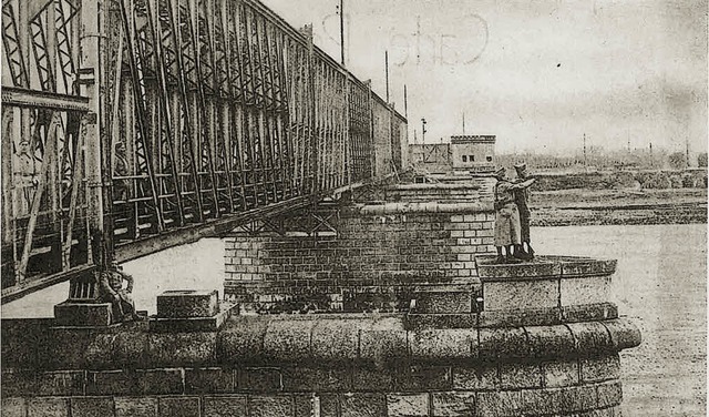 ber diese Brcke fuhr Fritz Hnig 194...rherstellung der  Schienenverbindung.   | Foto: Repro:  Stadtarchiv Breisach