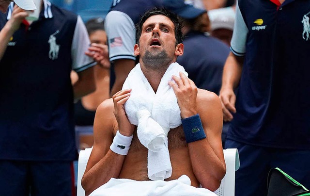 Der Serbe Novak Djokovic khlt seinen ... dabei noch Leistungssport zu treiben.  | Foto: AFP