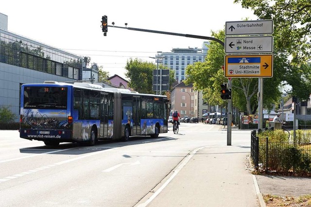 Der 36-Bus biegt regelmig von der Ge... das zu brenzligen Situationen fhren.  | Foto: Rita Eggstein