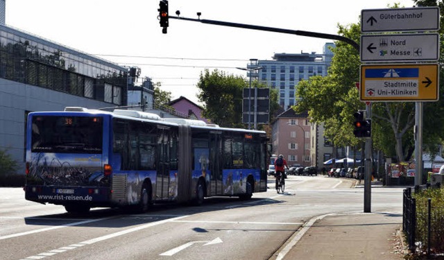 Der 36-Bus biegt regelmig von der Ge...das zu brenzligen Situationen fhren.   | Foto: Michael Bamberger