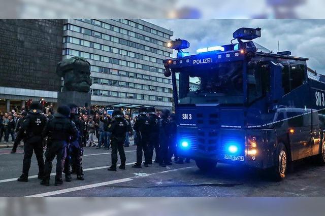 Baden-Württemberg schickt Polizisten und Wasserwerfer nach Sachsen