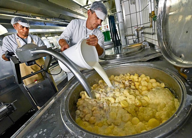Willi Zimmermann hilft  beim Kartoffel...llege brauchte dabei mehr Muskelkraft.  | Foto: Michael Bamberger