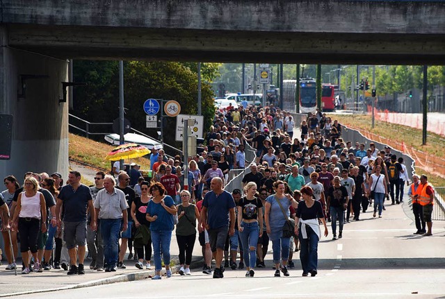 Wenn Tausende zu einem Konzert strmen, kommt der Nahverkehr an seine Grenzen.  | Foto: Rita Eggstein