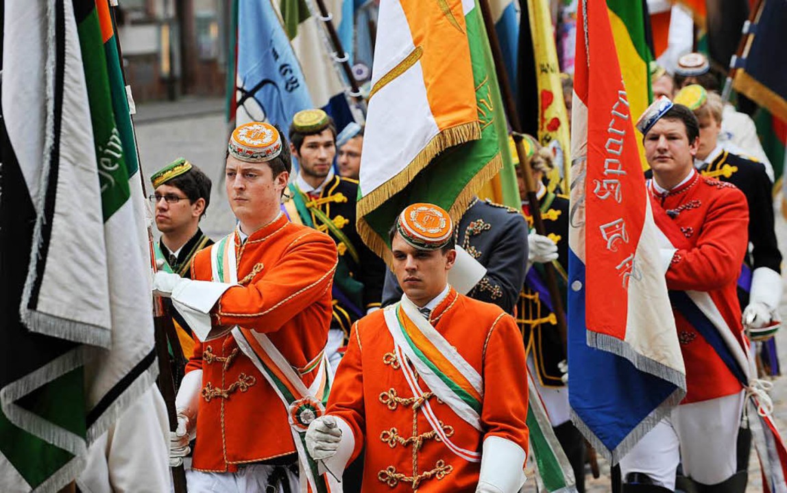 Teilnehmer des Festumzuges der katholi...olischen Studentenverbindungen gehrt.  | Foto: dpa