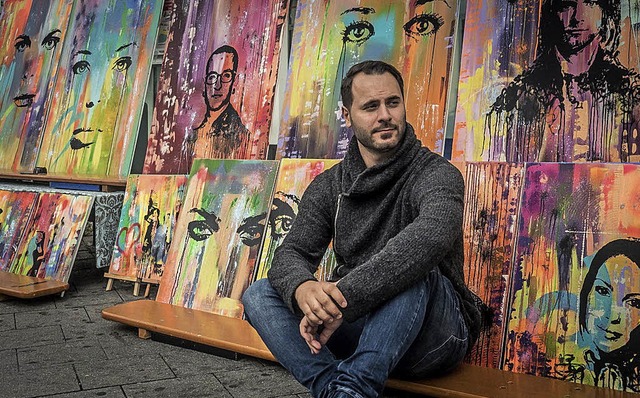 Jan Alvarez vor seinen neonfarbenen Portrts  | Foto: Holger Dankelmann
