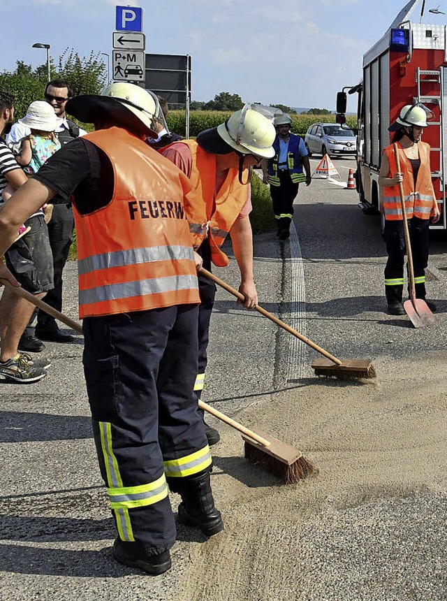 Die Feuerwehr im Einsatz - ein Beispiel fr ehrenamtliches Engagement   | Foto: W. Knstle