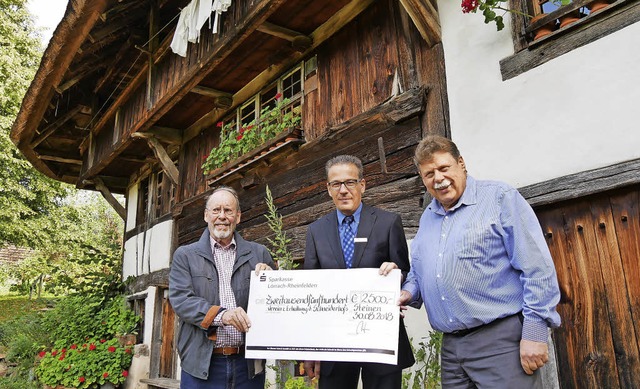 2500 Euro spendet die Sparkasse Lrrac...rein zur Erhaltung des Schneiderhofs.   | Foto: Robert Bergmann