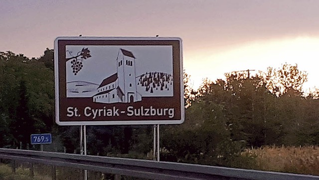 Das Hinweisschild auf Sulzburg an der A5 fllt ins Auge.   | Foto: mps