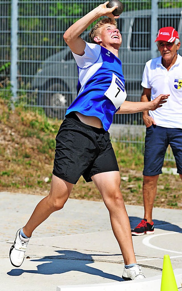 Der DM-Siebte Emanuel Molleker beim Kugelstoen  | Foto: o.Heiler