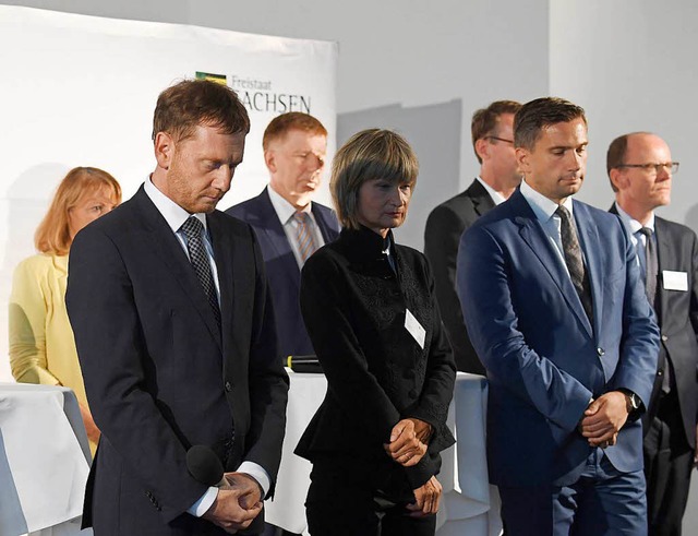 Der Ministerprsident von Sachsen, Mic...gesprch im Stadion des Chemnitzer FC.  | Foto: dpa