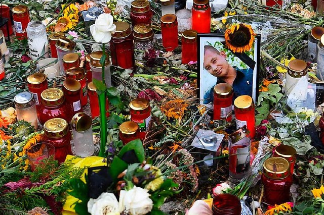 Blumen, Kerzen und ein Bild des Opfers in Chemnitz   | Foto: dpa