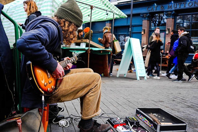 Ein Straenmusiker mit Gitarre.  | Foto: unsplash.com