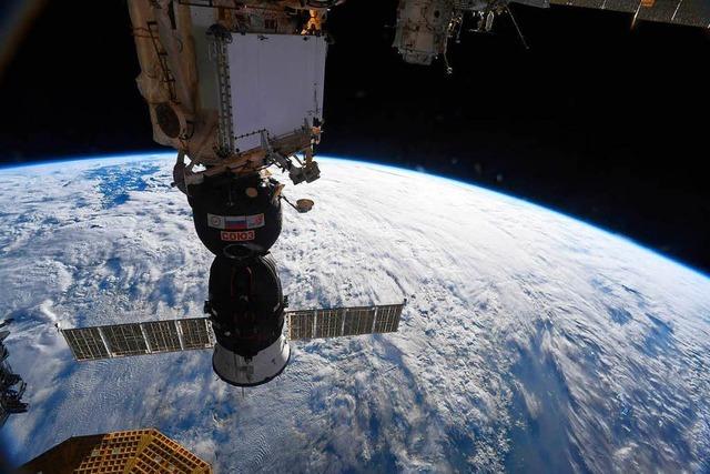 Astronauten dichten Riss in Raumkapsel mit Klebstoff ab