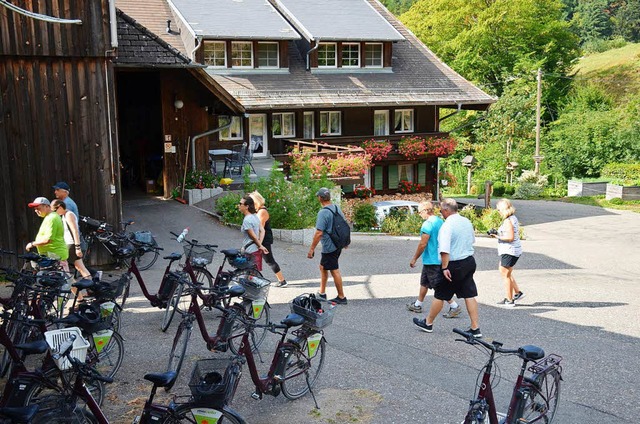 Die Rder sind abgestellt, jetzt geht ...rikanern zur Schwarzwlder Hof-Idylle.  | Foto: Gabriele Hennicke