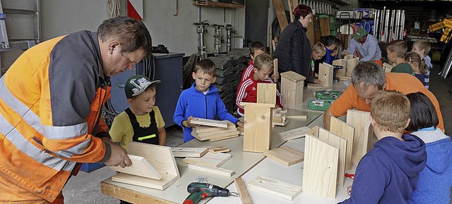 Kinder durften den Grwihler Bauhof be...hofmitarbeiter einen Nistkasten bauen.  | Foto: Hans-Jrgen Sackmann