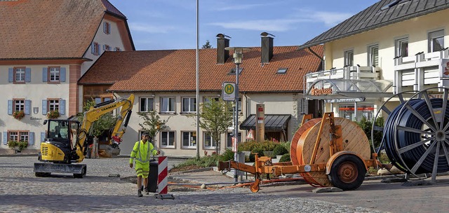 Auf dem Dorfplatz in Grafenhausen lauf...errohre fr Glasfaser werden verlegt.   | Foto: Wilfried Dieckmann