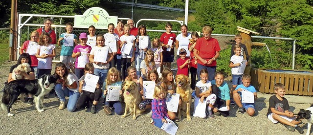 20 Kinder lernten bei den Hundefreunde...as Verhalten der vierbeinigen Freunde.  | Foto: Anja Strittmatter