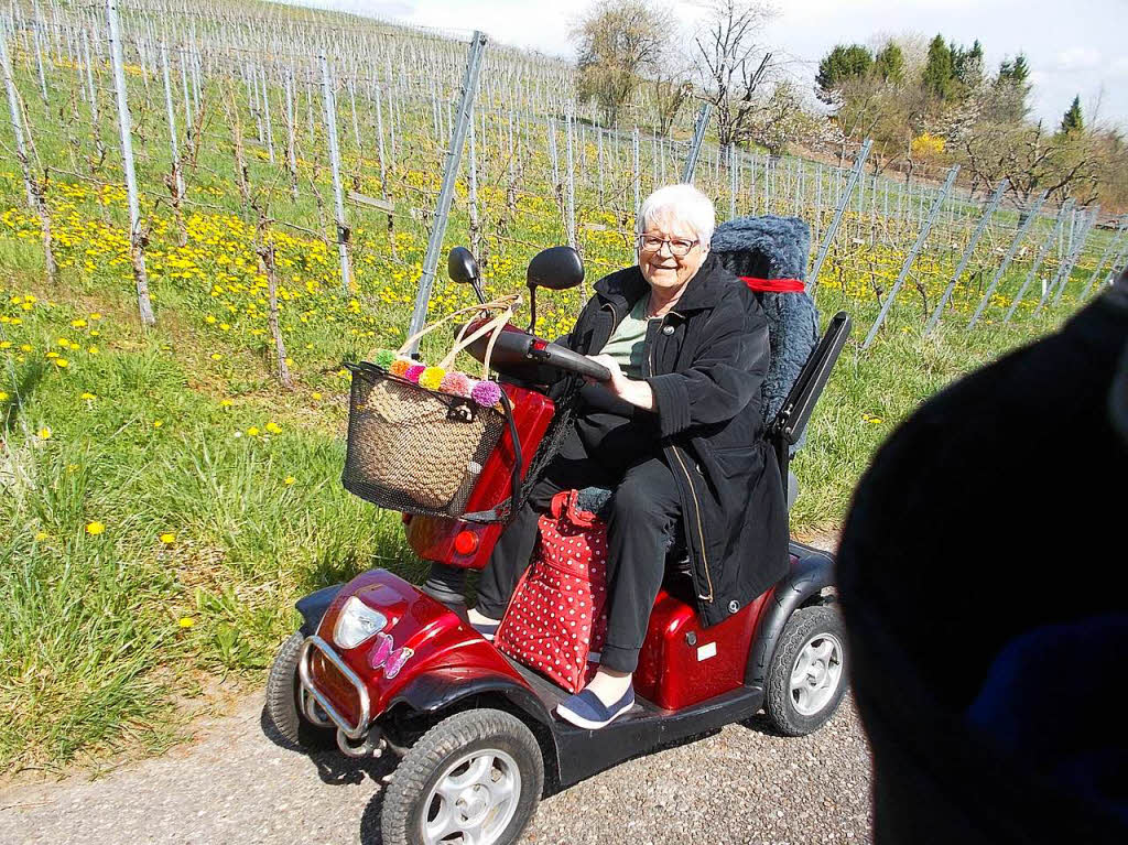 Herbert Stahl: Die Oma fhrt mit ihrem Liebling-Wgelchen, dem E-Scooter, auf Frhlingsspritztour ber den Weiler Rebberg.
