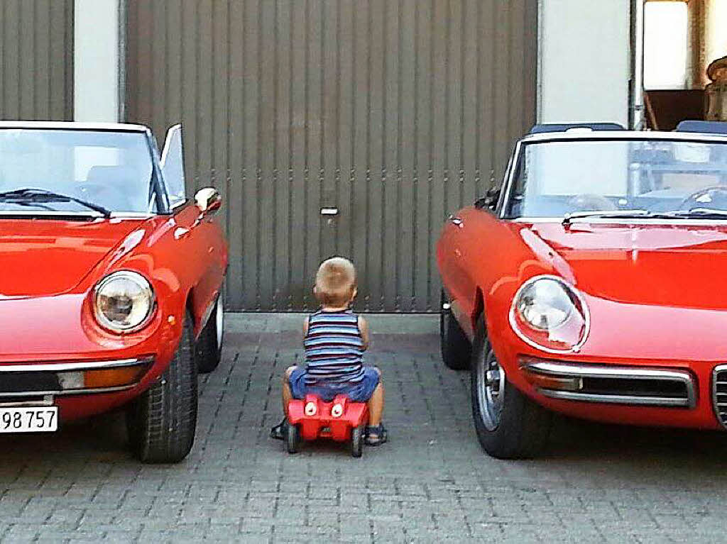 Jrgen Medebach: Zwischen zwei roten Flitzern unterwegs: Paul (der in der Mitte) will in die Garage fahren!
