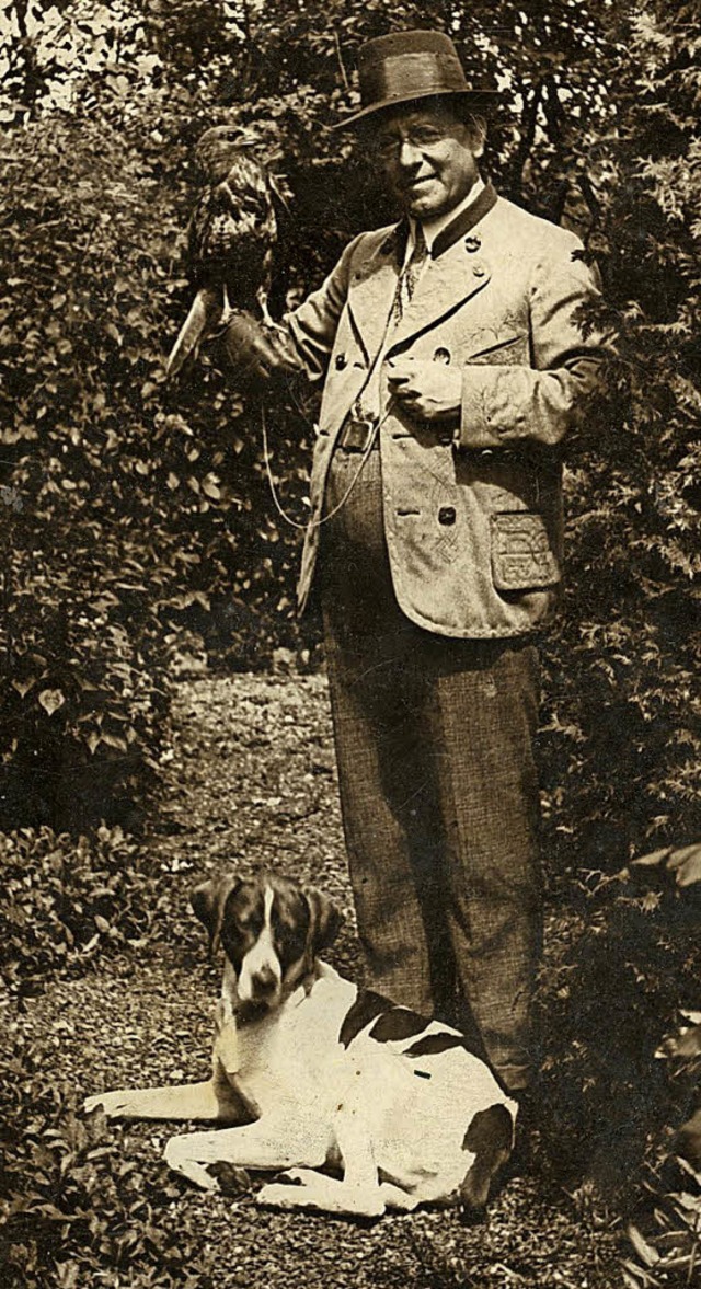 Als znftiger Waidmann mit Bussard Bubi: Alfred Joos auf einem Foto  von 1930   | Foto: Repro: Marita Hckendorff