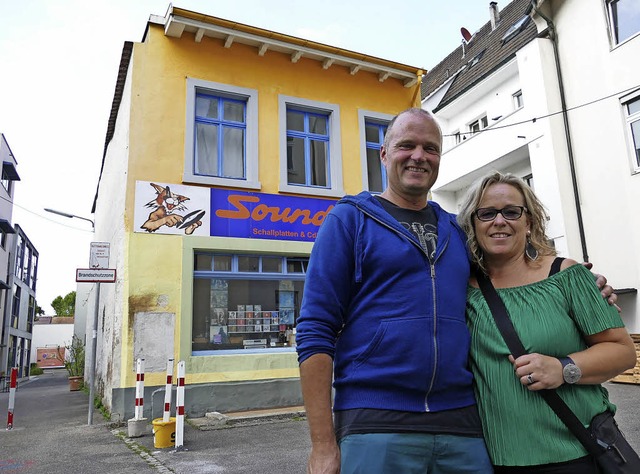 Robert und Angelika Horvath vor dem ge...e fr Verein Kreuzweg sanieren werden.  | Foto: Peter gerigk