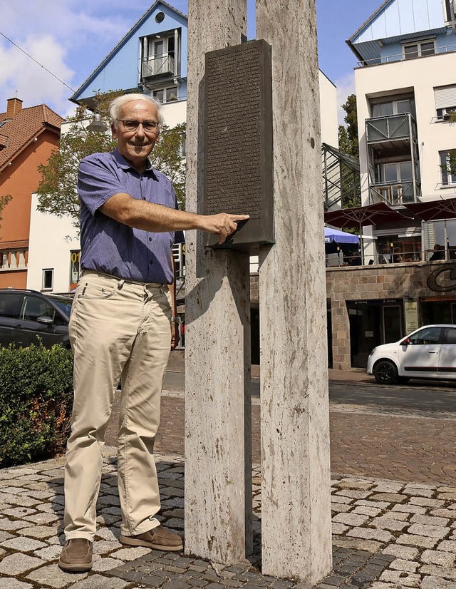 Der Vorsitzende der Brgerstiftung, Er... Uli Olpp geschaffene Stele erinnert.   | Foto: Jens Wursthorn