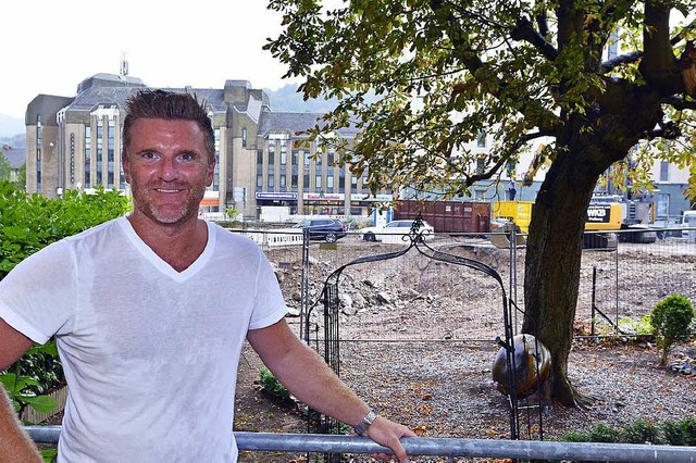 Anwohner Dirk Hund auf seinem Balkon direkt an der Baustelle.  | Foto: Michael Bamberger