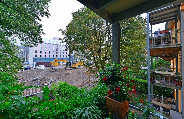 Die Balkone und Grten der Huser an d...intergrund ist das Motel One zu sehen.  | Foto: Michael Bamberger