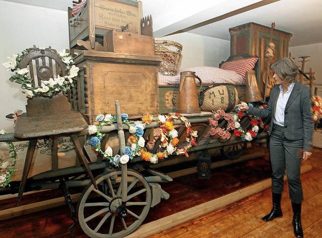 Ein Kammer- oder Brutlewagen mit Aussteuerware in einem frnkischen Museum   | Foto: dpa