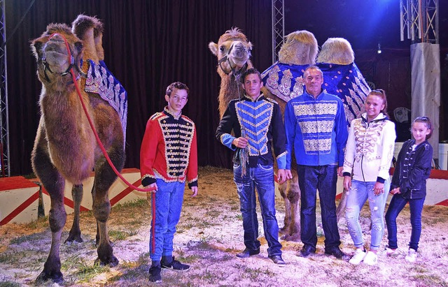 Blick in die Manege des Zirkus: Famili...nd und Angelina Kaiser (3..u.4. v.l.)   | Foto: N. Bayer