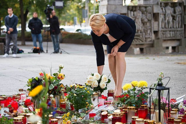 Auch Bundesfamilienministerin Franzisk...e am Chemnitzer Tatort Blumen nieder.   | Foto: dpa