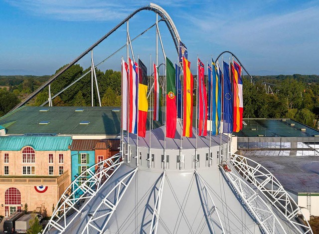 Die Kuppel des Dome wurde saniert und ...anstaltungen unterschiedlich beflaggt.  | Foto: Europa-Park