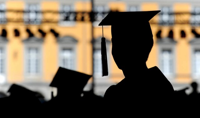 Ein Akademiker hat die Abschlussprfung an einer Universitt bestanden.  | Foto: dpa