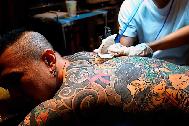 Ein Tattoo-Knstler in Taipeh, der Hauptstadt von Taiwan.  | Foto: AFP