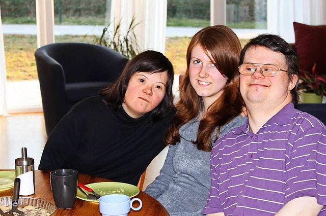 Isolde, Martina und Ulrich (v.l.) beim Kaffeeklatsch in ihrer WG  | Foto: amann