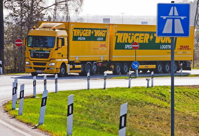 Gigaliner sind extra lange Lastwagen.  | Foto: dpa