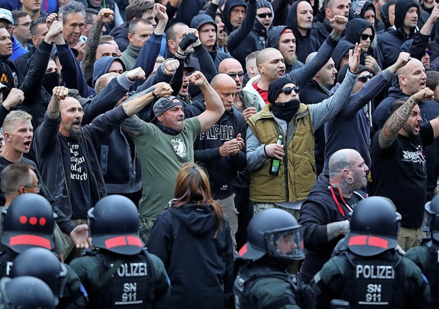 Rechte Demonstranten in Chemnitz  | Foto:  DPA
