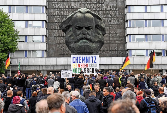 Teilnehmer der Kundgebung der rechtspo...h gestern  vor dem Karl-Marx-Denkmal.   | Foto:  dpa