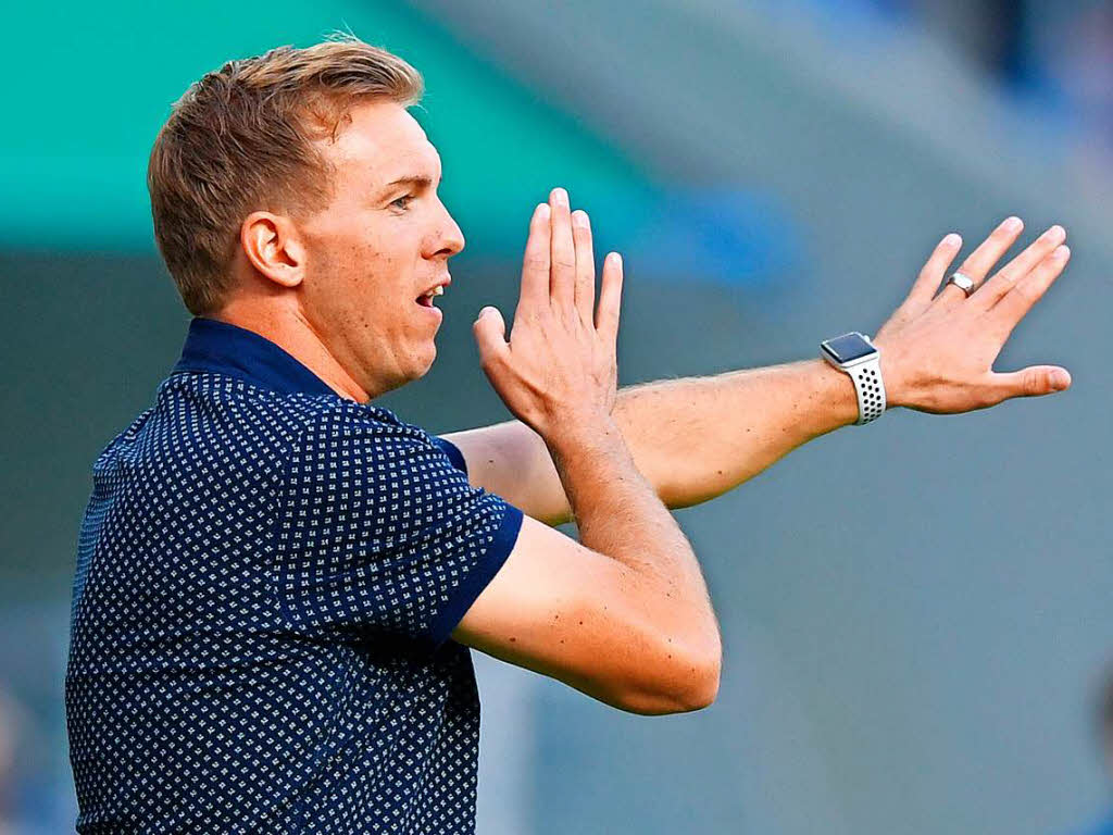 Hoffenheim-Coach Julian Nagelsmann sortiert seine Mannschaft.